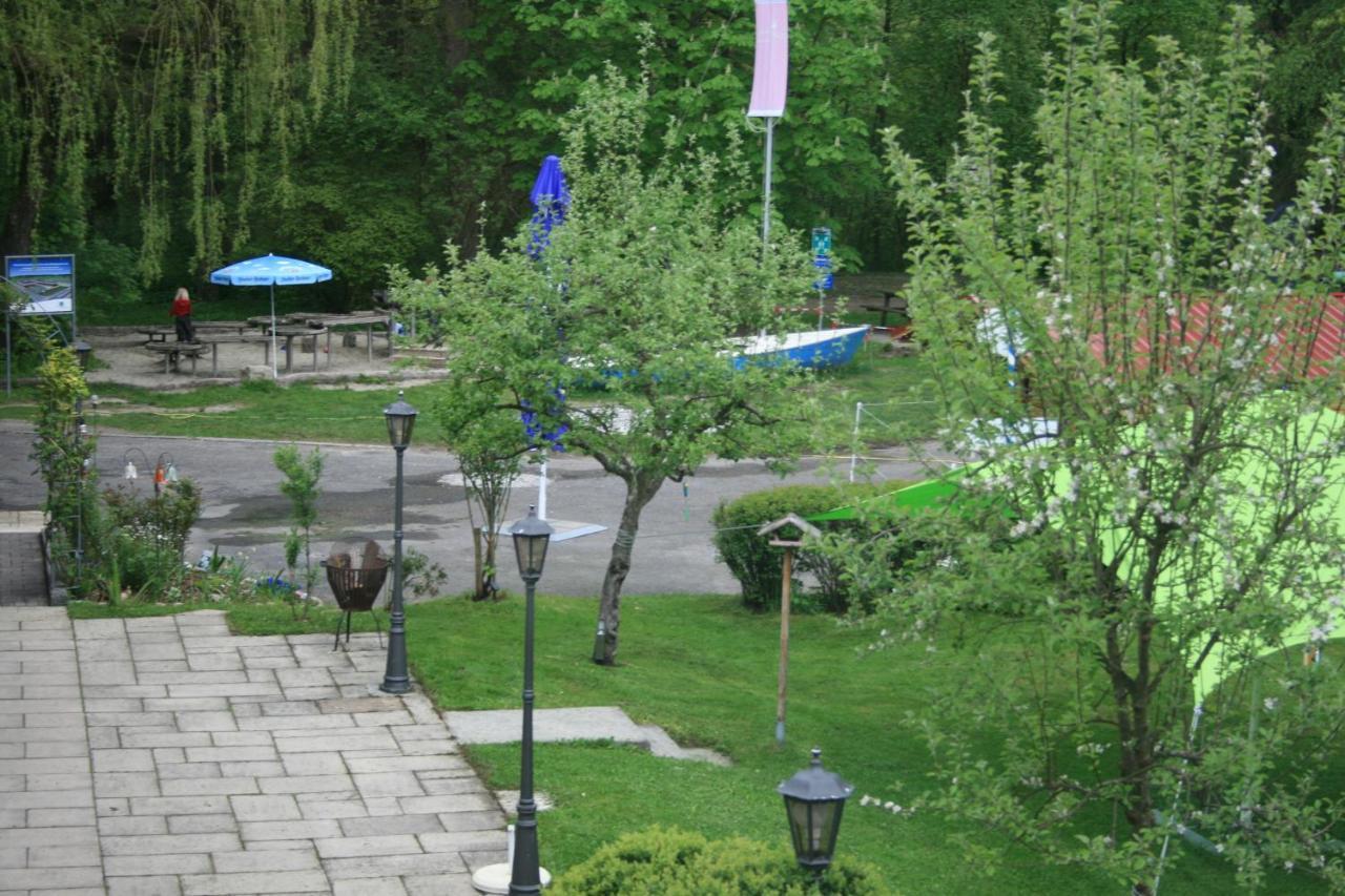 Krug's Family Und Restaurant Hostel